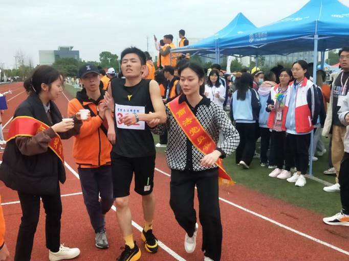 校运会志愿者为运动会服务2 校运会志愿者为运动会服务2