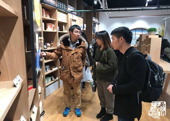 走访团向龚敏校友(前排中间)了解微信公众平台《日食记》的线下运营情况_副本.jpg 走访团向龚敏校友(前排中间)了解微信公众平台《日食记》的线下运营情况_副本.jpg