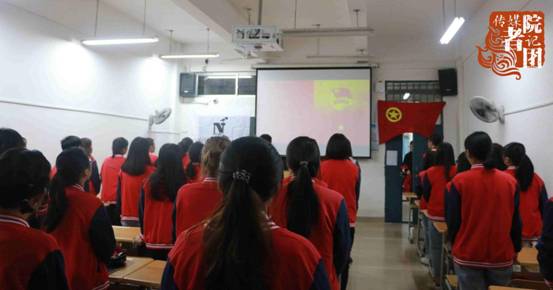 传媒学院新闻学学生奏唱《光荣啊,中国共青团!》_副本