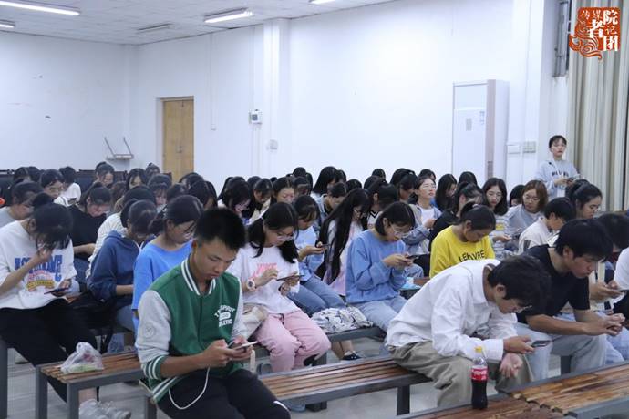 20级新闻传播学类的同学正在根据操作要求在慕课上进行学号登陆 20级新闻传播学类的同学正在根据操作要求在慕课上进行学号登陆