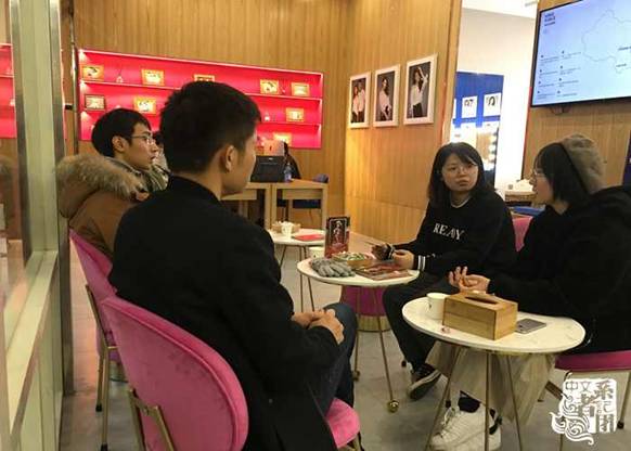 走访团向申小安、苏小琳两位校友了解上海海马体照相馆的运营事务_副本.jpg 走访团向申小安、苏小琳两位校友了解上海海马体照相馆的运营事务_副本.jpg