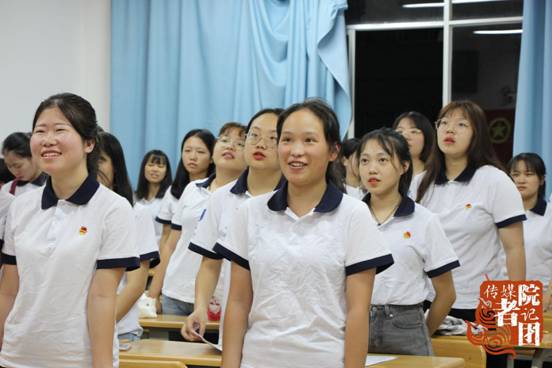 同学起立齐唱国际歌_副本