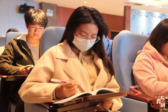 学生正在认真学习学生手册 学生正在认真学习学生手册