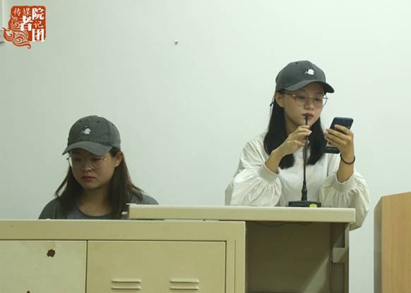 技术部张琼文同学正在为成员讲解图片专题_副本.jpg