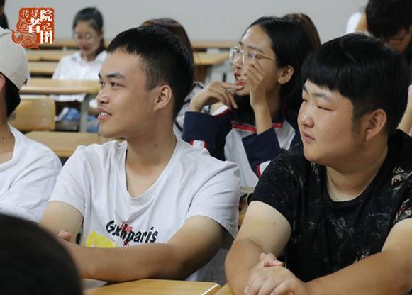 19级广播电视编导的同学对老师有趣的讲解很感兴趣_副本.jpg