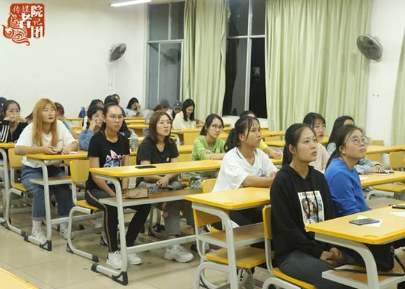 新成员们认真听取培训内容_副本.jpg