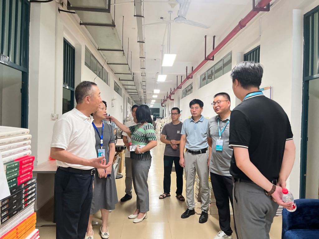学校领导带队到图书馆开展暑假前安全大检查