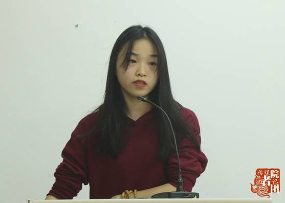 采访部张湘悦正在给成员培训_副本.jpg